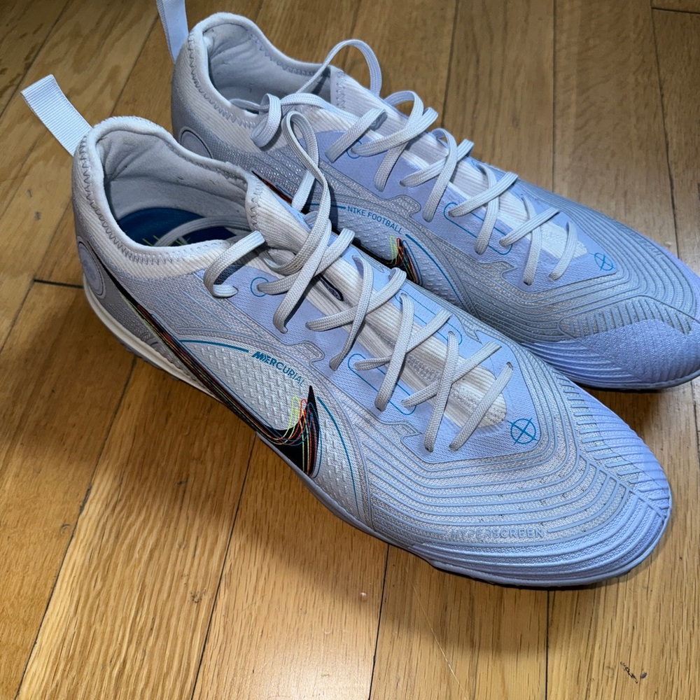 Soccer shoes